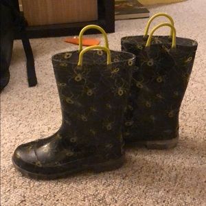 Boys size 1Y rain boots EUC